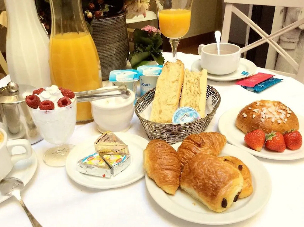 Hotel Du Mont Dore Batignolles Paris 3*,